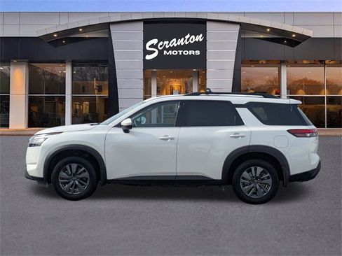 Used 2024 Nissan Pathfinder SV w/ SV Premium Package image 2