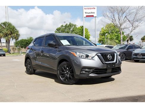 Used 2020 Nissan Kicks S image 1