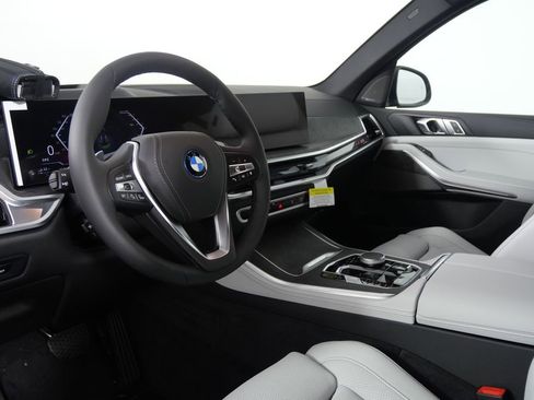 Used 2025 BMW X5 xDrive50e w/ Premium Package image 12