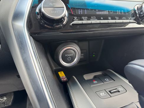 Used 2023 Toyota Venza LE image 5