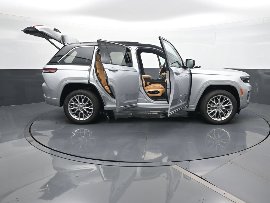Used 2024 Jeep Grand Cherokee Summit w/ Luxury Tech Group V AWD/4WD image 33
