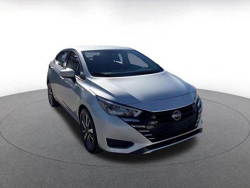 Used 2025 Nissan Versa SV image 3