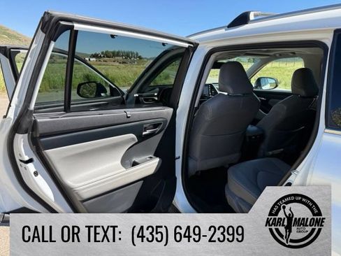 Used 2022 Toyota Highlander XLE AWD/4WD image 25