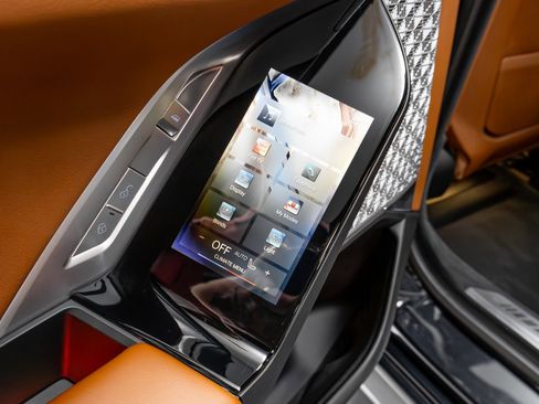 Used 2024 BMW 760i xDrive w/ Executive Package image 38