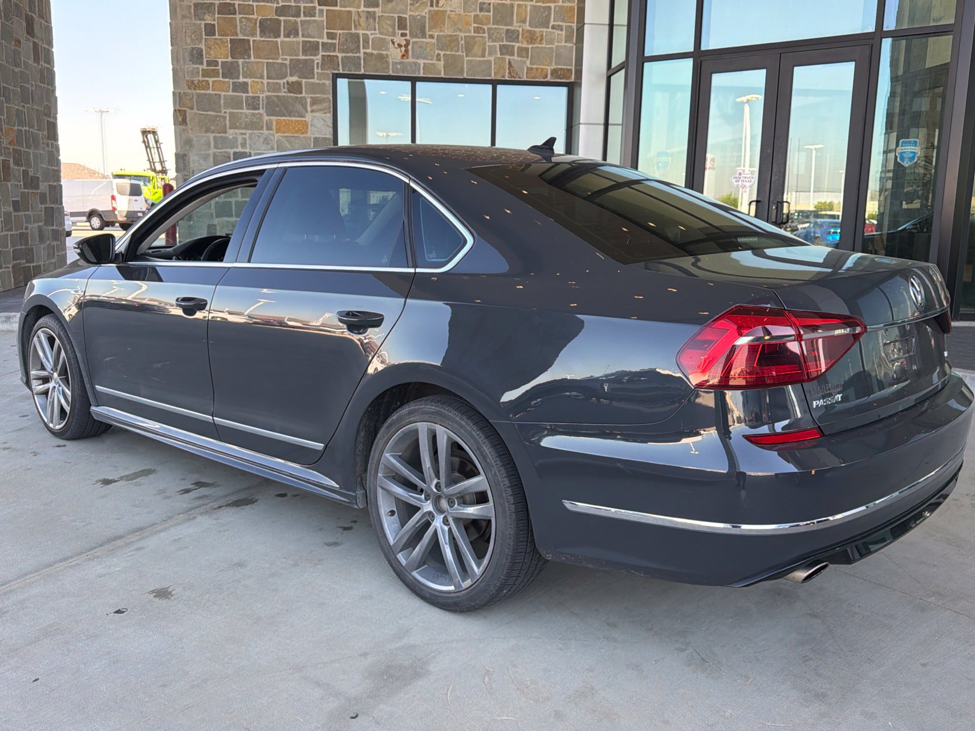 Used 2017 Volkswagen Passat 1.8T R-Line FWD image 5