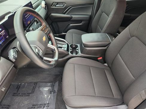 Used 2025 Chevrolet Colorado LT RWD image 3