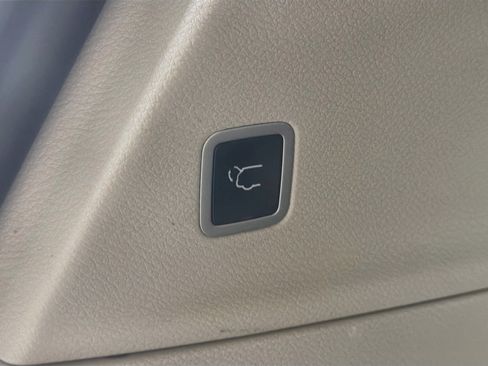 Used 2024 Chrysler Pacifica Touring-L FWD image 30