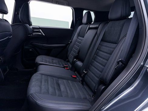 New 2025 Mitsubishi Outlander SE image 26