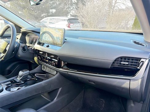 Used 2025 Nissan Rogue SL w/ Tech Package image 31