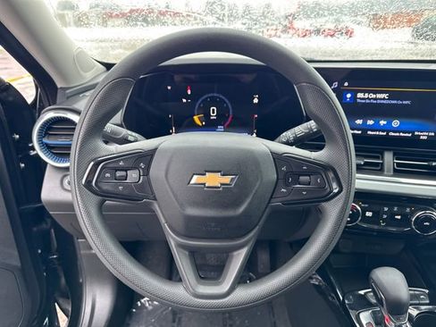 Used 2025 Chevrolet Trax LT image 17