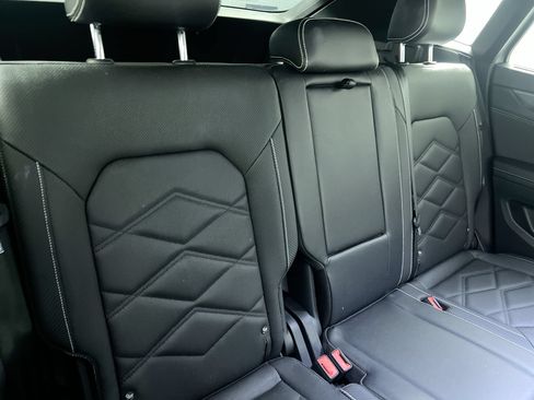 Used 2025 Volkswagen Atlas Cross Sport SE FWD image 25