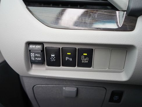 Used 2015 Toyota Sienna XLE image 16