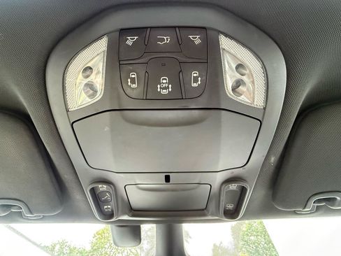 Used 2019 Chrysler Pacifica Touring-L FWD image 21