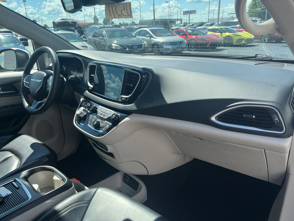 Used 2023 Chrysler Pacifica Touring-L FWD image 59