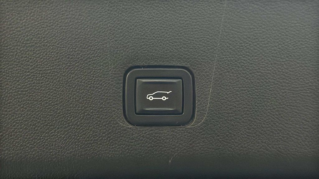 Used 2021 Chevrolet Traverse RS w/ LPO, Floor Liner Package AWD/4WD image 7