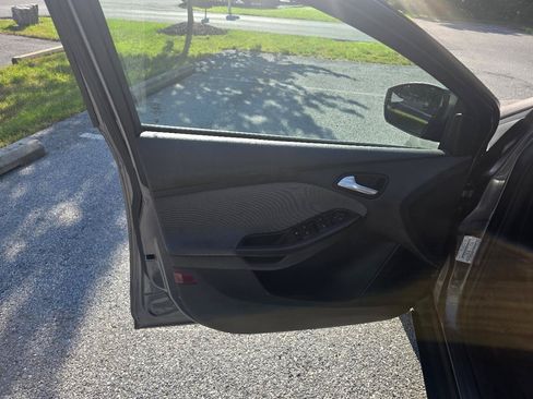 Used 2013 Ford Focus SE FWD image 12