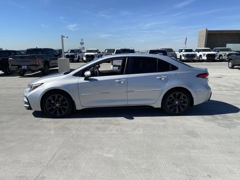 Used 2025 Toyota Corolla SE w/ SE Premium Package image 4