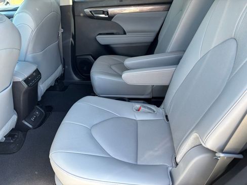Certified 2025 Toyota Highlander Limited image 28