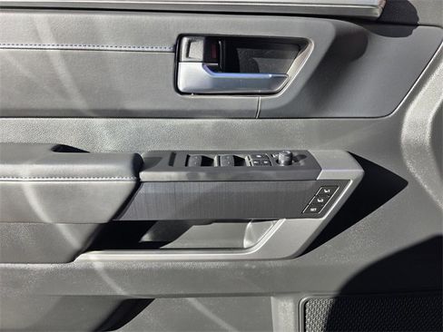 Used 2025 Toyota Sequoia Platinum image 18