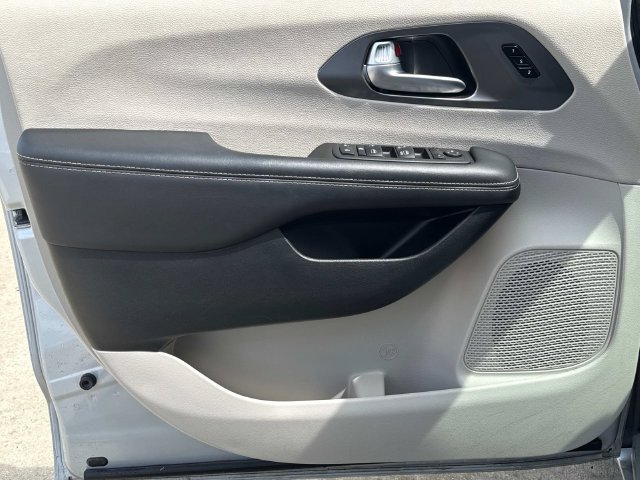 Used 2024 Chrysler Pacifica Touring-L FWD image 24