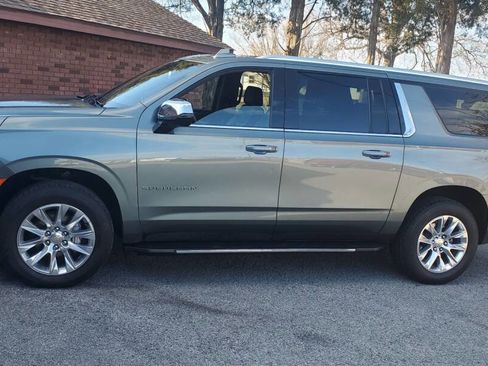 Used 2023 Chevrolet Suburban Premier image 2