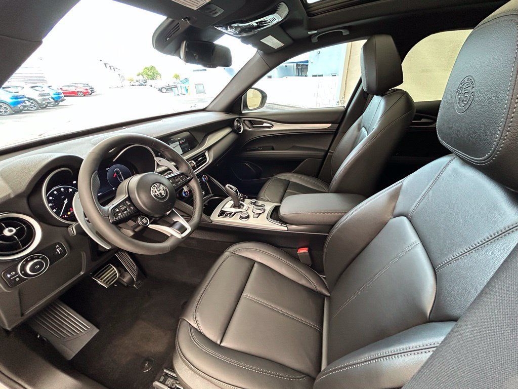 New 2025 Alfa Romeo Stelvio Sprint w/ Convenience Package AWD/4WD image 24