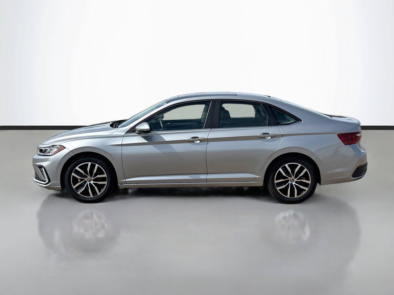 Used 2025 Volkswagen Jetta SE FWD image 8