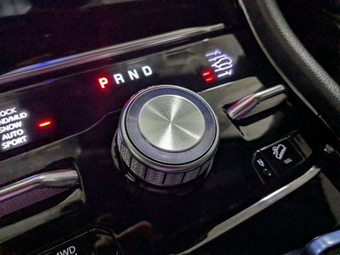 Certified 2023 Jeep Grand Cherokee Overland w/ Luxury Tech Group IV AWD/4WD image 18