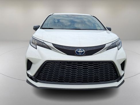 Used 2023 Toyota Sienna XSE w/ XSE Plus Package image 3