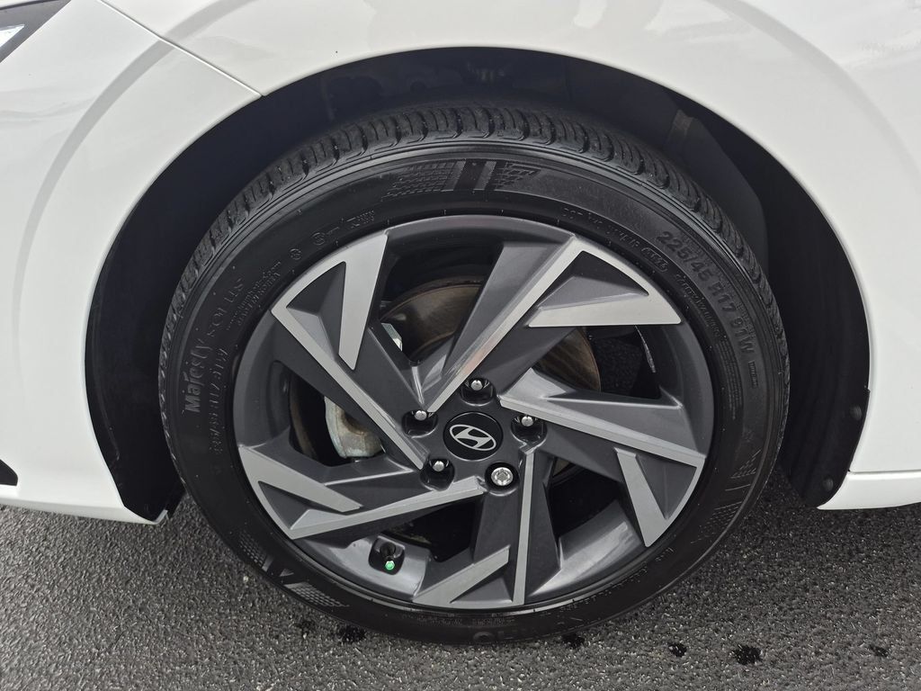 Used 2025 Hyundai Elantra Limited FWD image 9