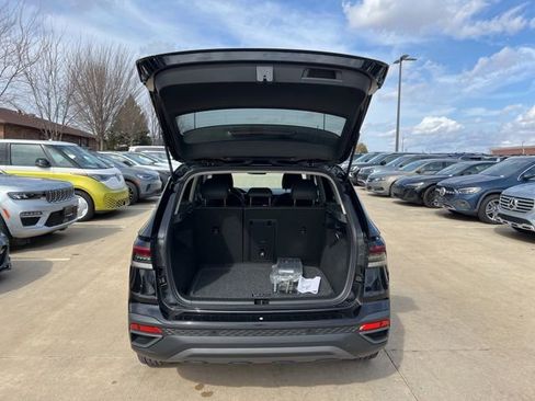 Used 2025 Volkswagen Taos SE AWD/4WD image 9