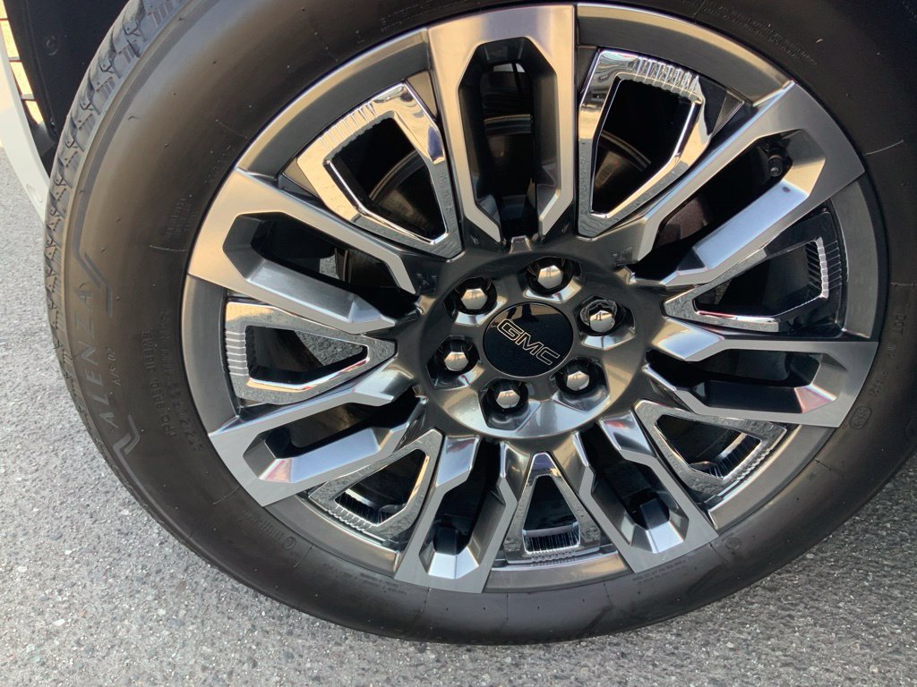 Used 2024 GMC Yukon XL Denali Ultimate AWD/4WD image 13
