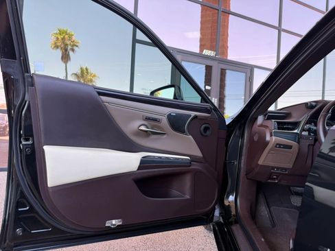 Used 2021 Lexus ES 300h Ultra Luxury w/ Accessory Package 2 FWD image 35