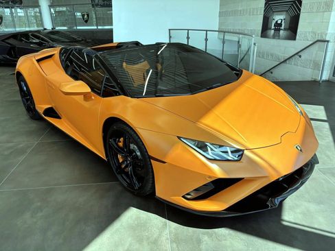 Used 2021 Lamborghini Huracan EVO RWD image 1
