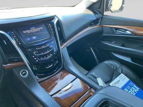 Used 2019 Cadillac Escalade Premium Luxury AWD/4WD image 32