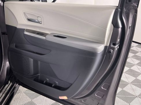 Used 2023 Toyota Sienna Limited image 32