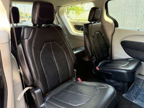 Used 2017 Chrysler Pacifica Touring-L w/ 13 Speaker Alpine Sound Group FWD image 17