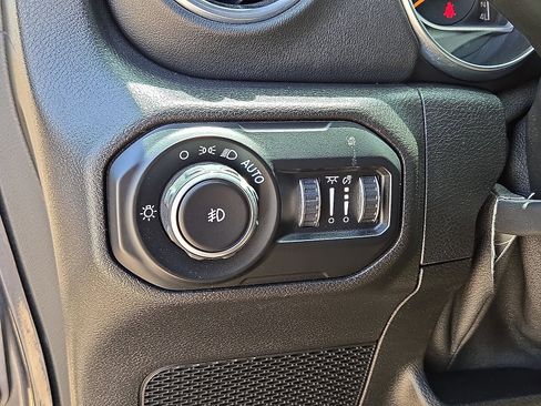 Used 2021 Jeep Wrangler Unlimited Sahara AWD/4WD image 23