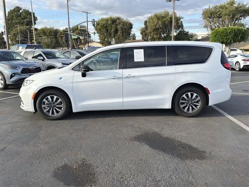Used 2024 Chrysler Pacifica Select image 7