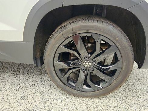 Used 2023 Volkswagen Taos SE w/ Panoramic Sunroof Package image 9