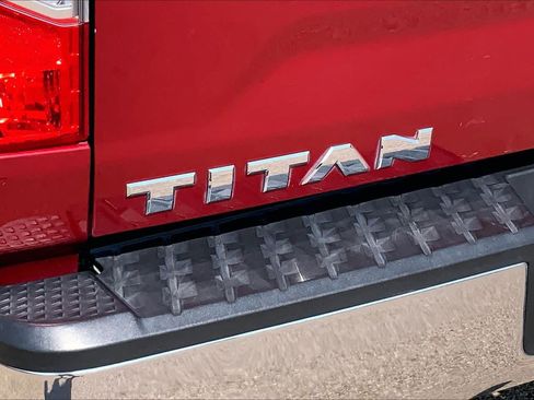 Used 2017 Nissan Titan SV RWD image 10
