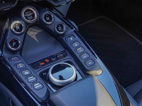 Used 2022 Aston Martin V8 Vantage Coupe image 33