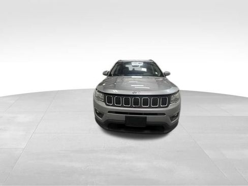 Used 2018 Jeep Compass Latitude FWD image 3