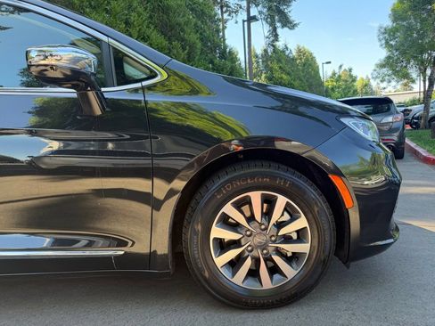 Used 2023 Chrysler Pacifica Limited FWD image 3