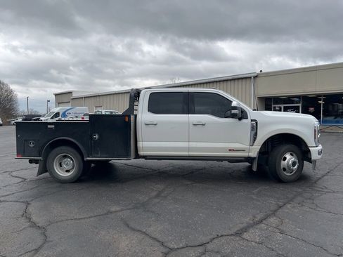 Used 2024 Ford F350 Platinum w/ FX4 Off-Road Package image 2