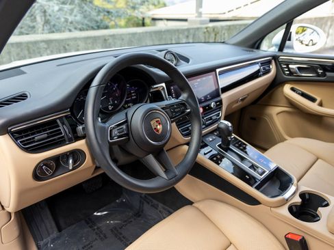 Certified 2025 Porsche Macan image 4
