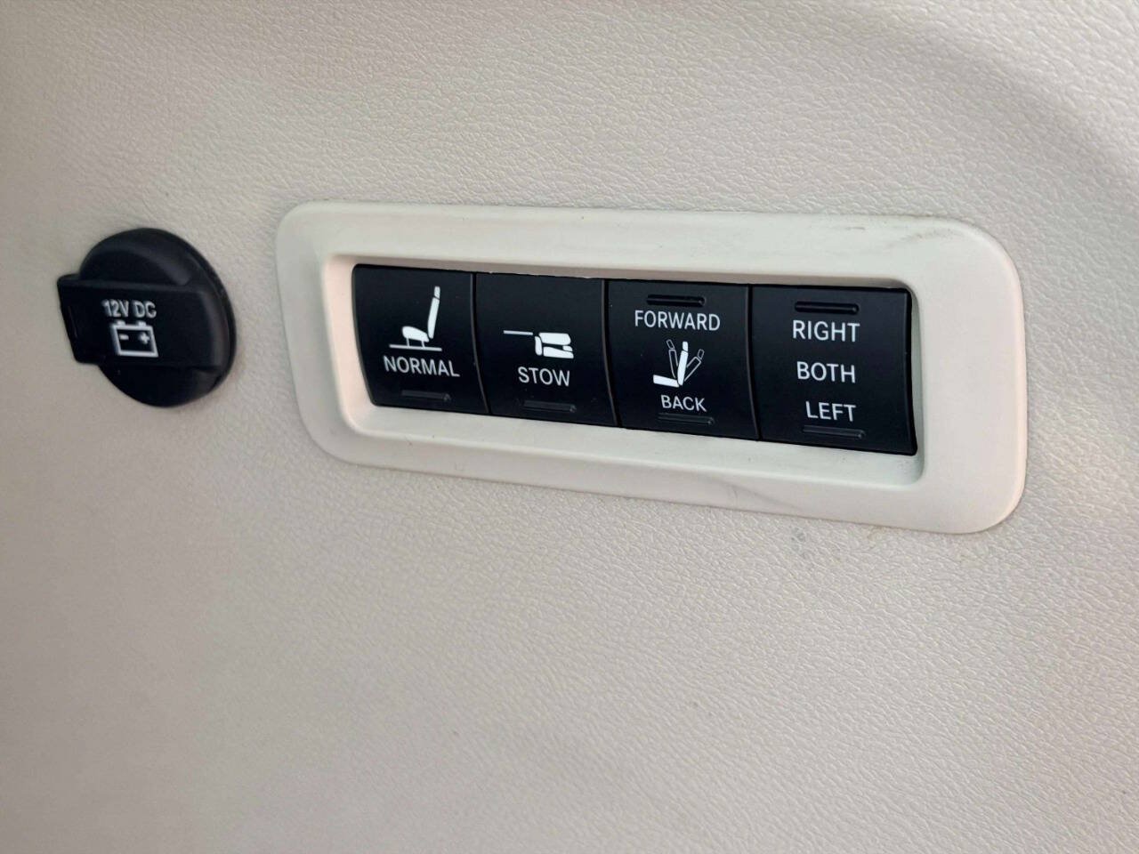 Used 2020 Chrysler Pacifica Limited FWD image 9