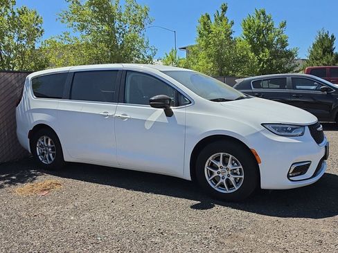 Used 2024 Chrysler Pacifica Touring-L FWD image 2