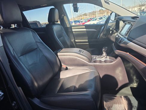 Used 2019 Toyota Highlander XLE AWD/4WD image 9