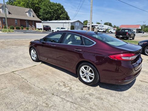 Used 2018 Ford Fusion SE w/ Fusion SE Technology Package FWD image 3